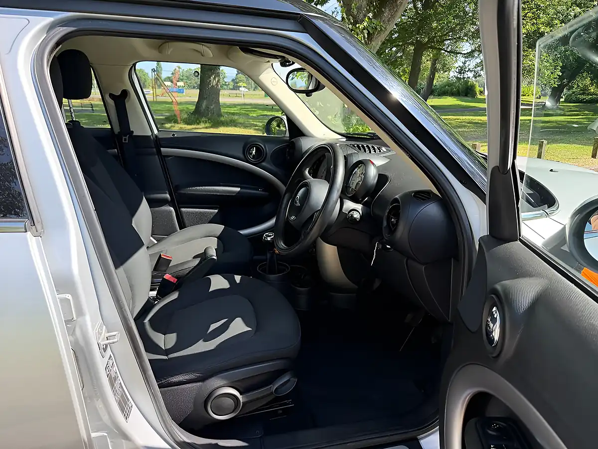 Used 2013 MINI Countryman Cooper Silver - Interior and Exterior details 9