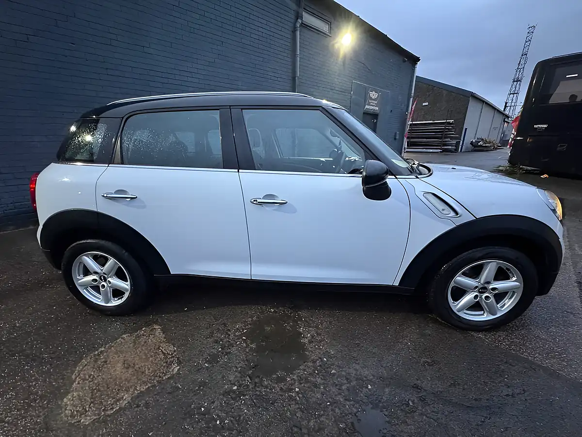 Used 2013 MINI Countryman Cooper White - Interior and Exterior details 9