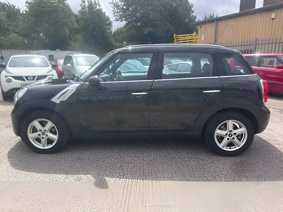 Used 2013 MINI Countryman One Black - Interior and Exterior details 6