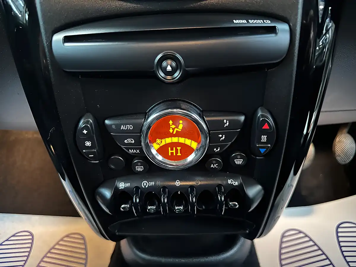 Used 2013 MINI Countryman One Crystal Silver - Interior and Exterior details 11