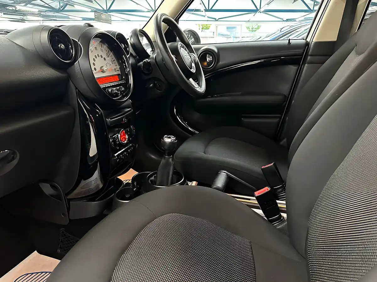 Used 2013 MINI Countryman One Crystal Silver - Interior and Exterior details 16