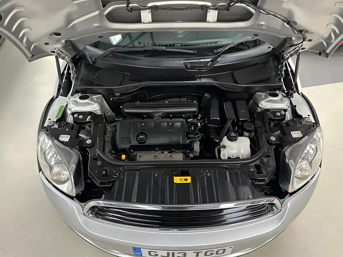 Used 2013 MINI Countryman One Crystal Silver - Interior and Exterior details 17