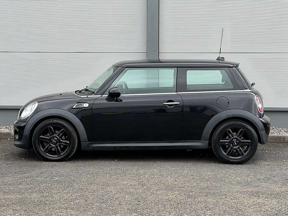 Used 2013 MINI Hatch Baker Street Midnight Black - Interior and Exterior details 8