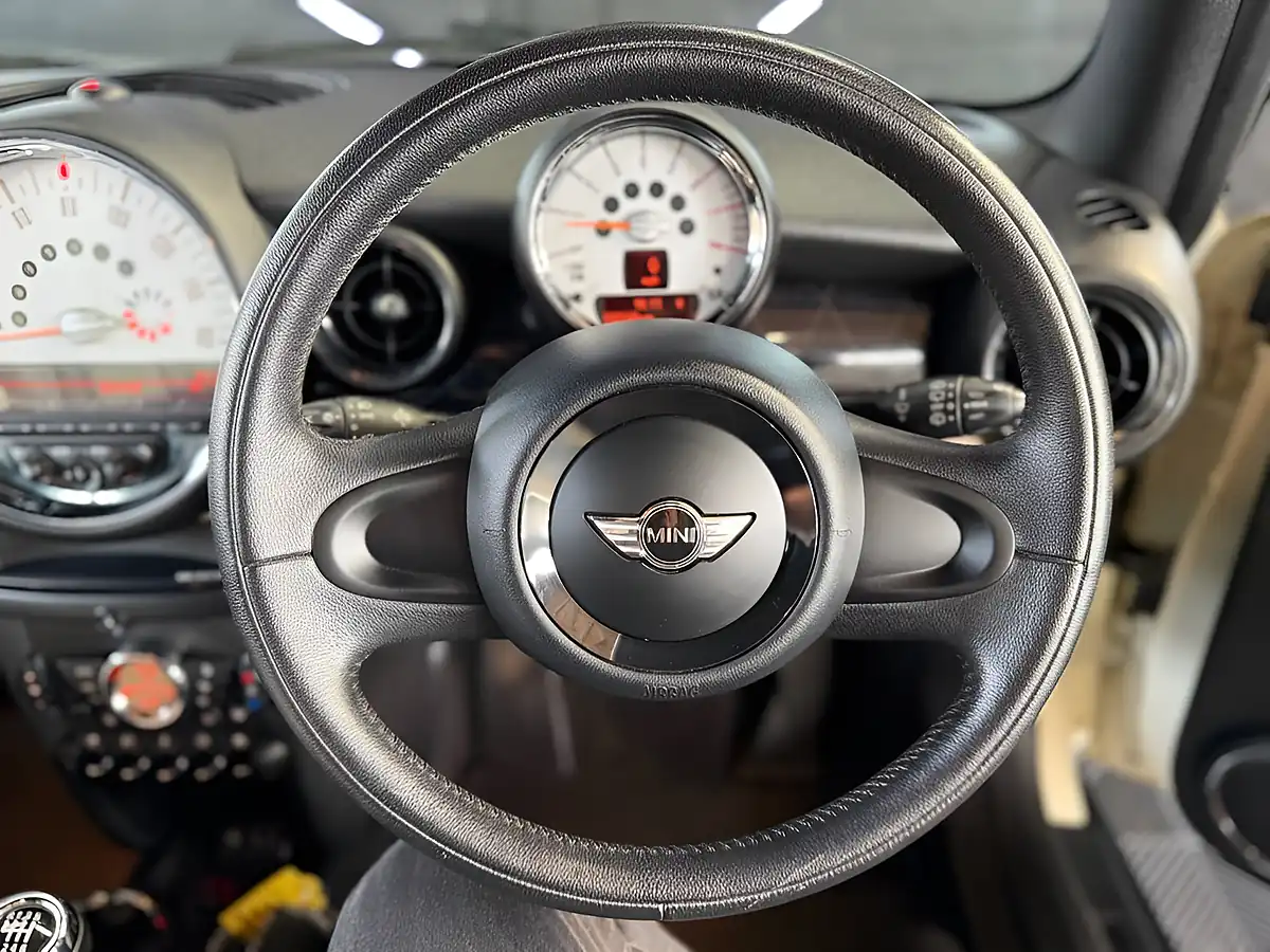 Used 2013 MINI Hatch Cooper Baker Street White - Interior and Exterior details 11
