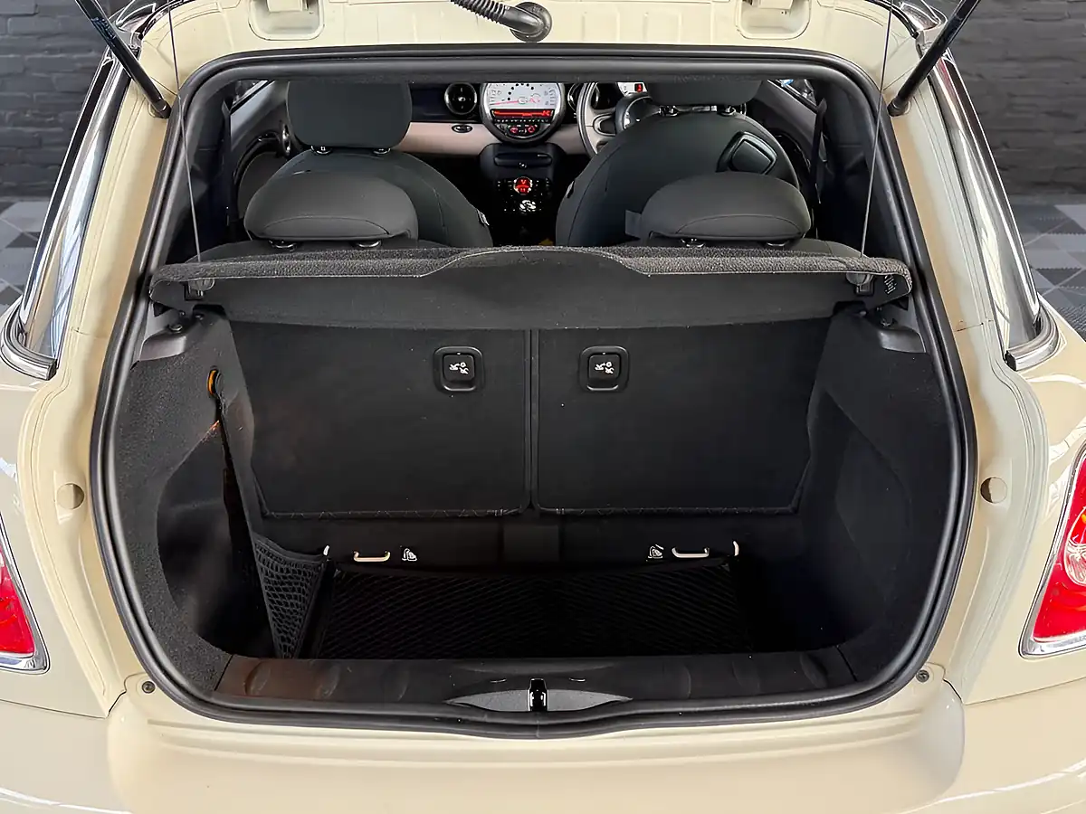 Used 2013 MINI Hatch Cooper Baker Street White - Interior and Exterior details 14
