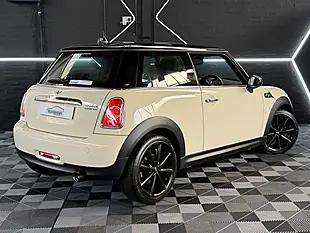 Used 2013 MINI Hatch Cooper Baker Street White - Interior and Exterior details 15
