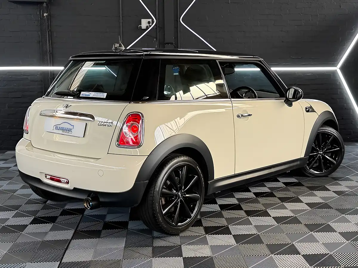 Used 2013 MINI Hatch Cooper Baker Street White - Interior and Exterior details 15