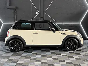 Used 2013 MINI Hatch Cooper Baker Street White - Interior and Exterior details 16