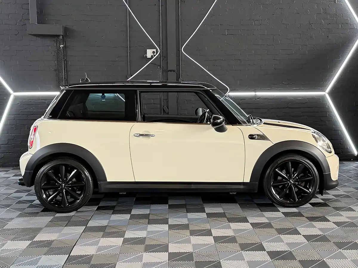 Used 2013 MINI Hatch Cooper Baker Street White - Interior and Exterior details 16