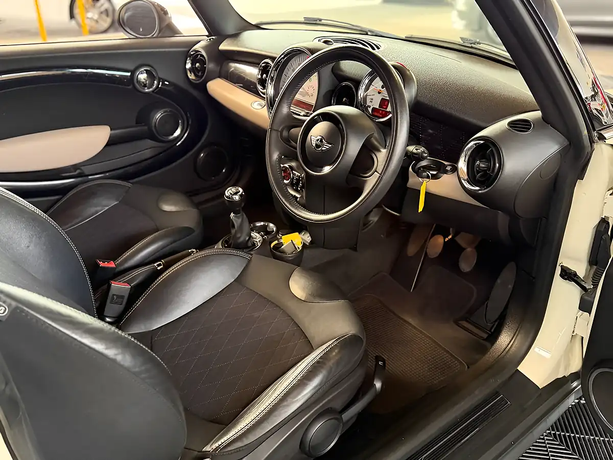 Used 2013 MINI Hatch Cooper Baker Street White - Interior and Exterior details 18