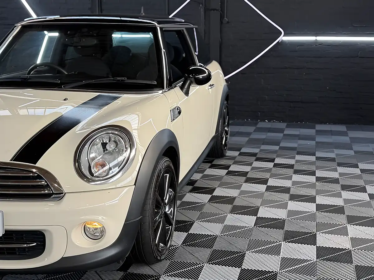 Used 2013 MINI Hatch Cooper Baker Street White - Interior and Exterior details 20