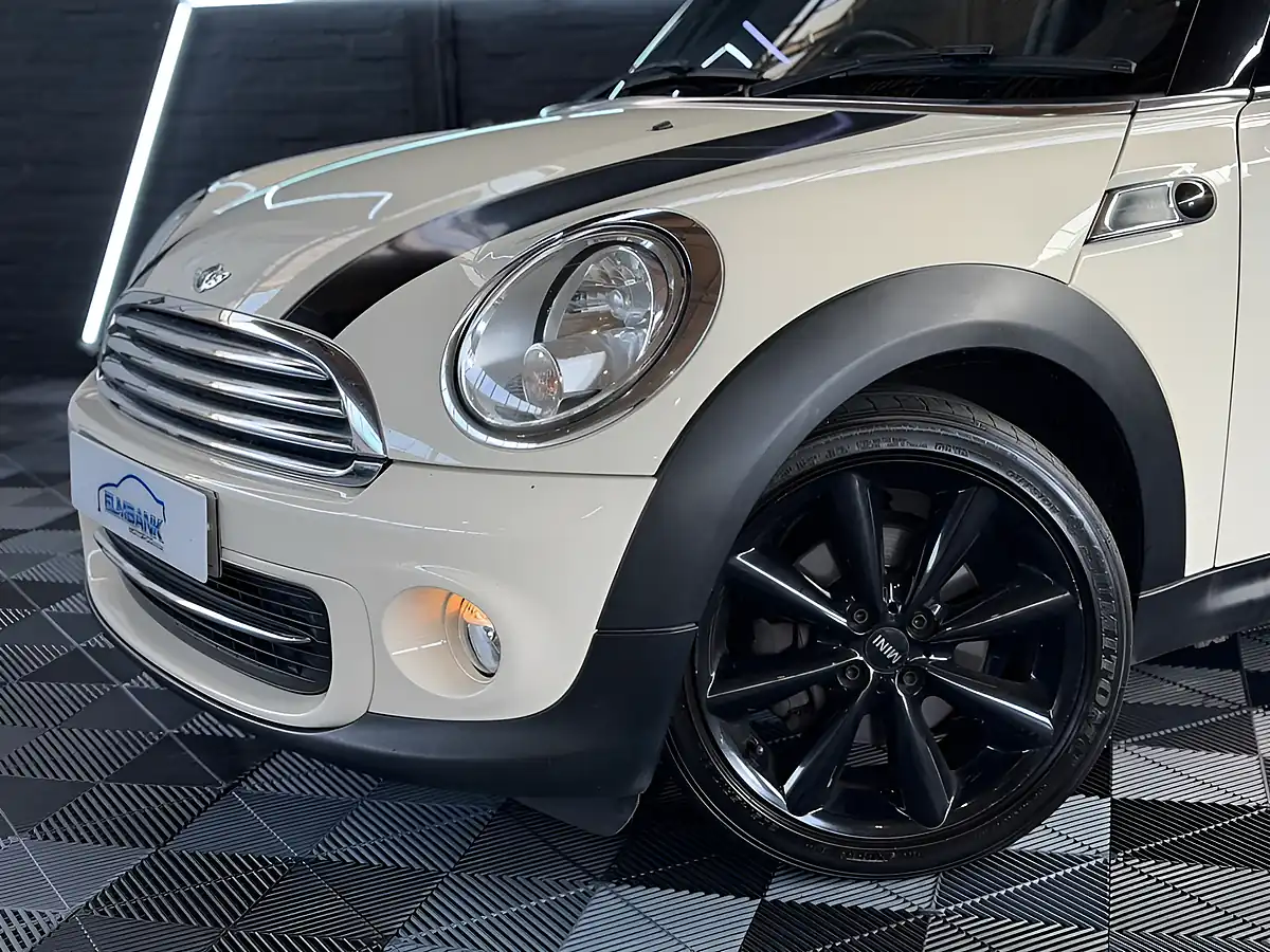 Used 2013 MINI Hatch Cooper Baker Street White - Interior and Exterior details 3