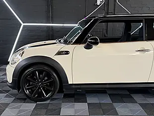 Used 2013 MINI Hatch Cooper Baker Street White - Interior and Exterior details 7