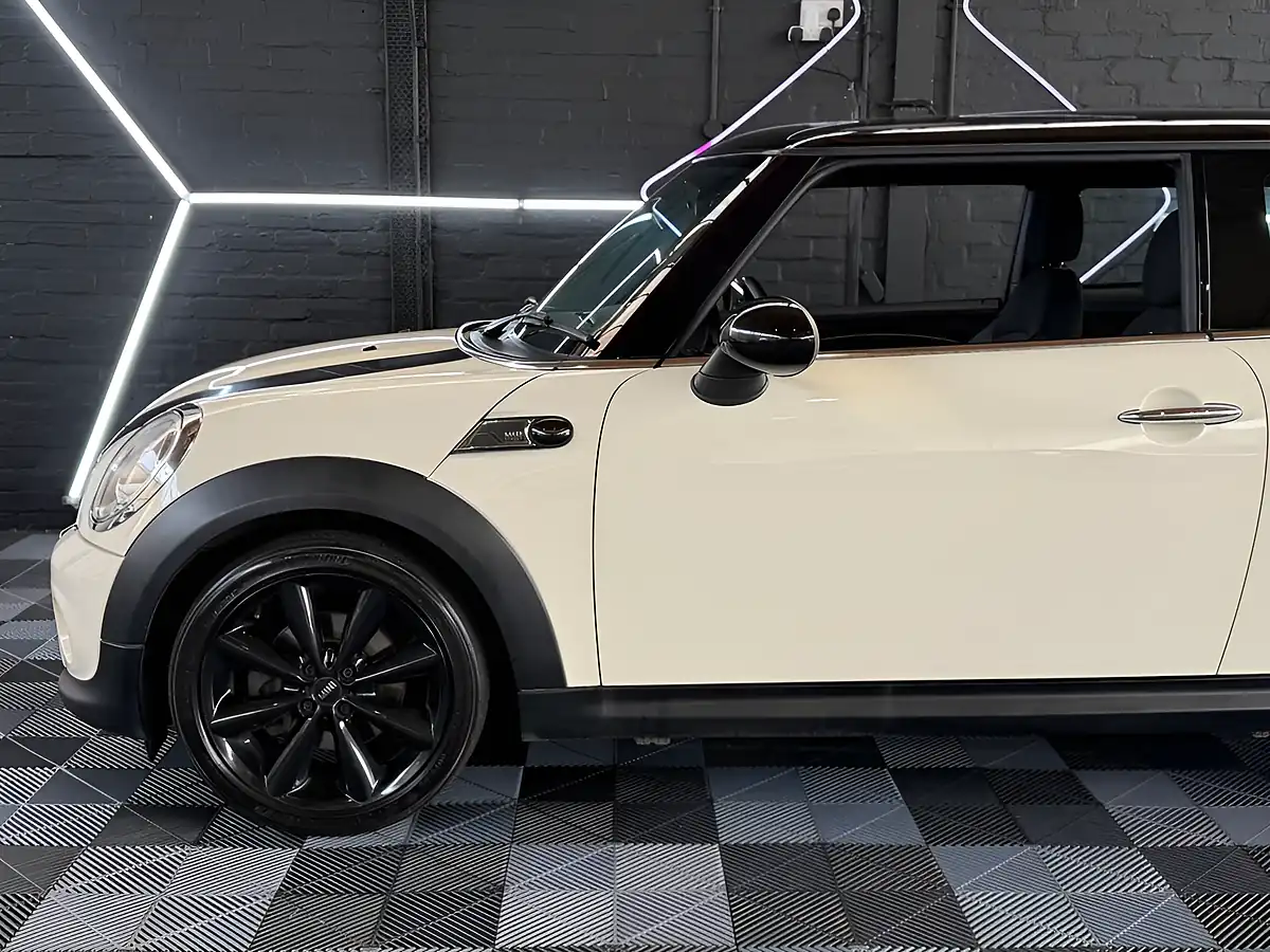 Used 2013 MINI Hatch Cooper Baker Street White - Interior and Exterior details 7