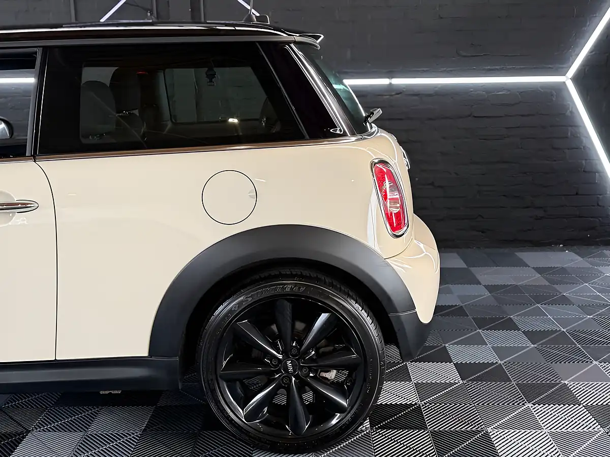 Used 2013 MINI Hatch Cooper Baker Street White - Interior and Exterior details 8
