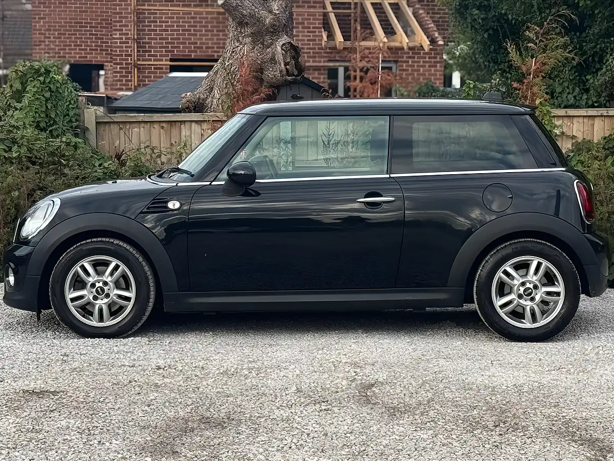 Used 2013 MINI Hatch Cooper Black - Interior and Exterior details 10