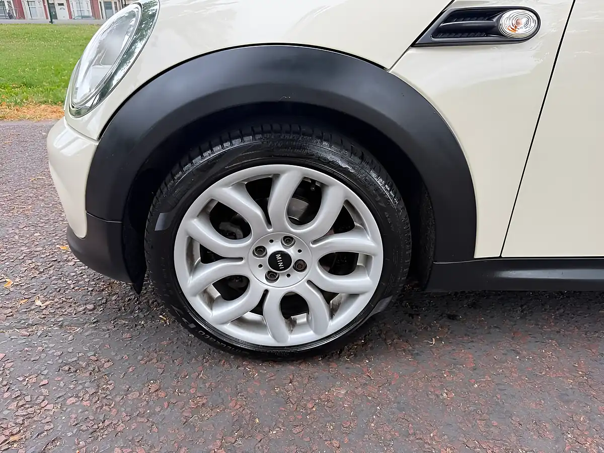 Used 2013 MINI Hatch Cooper White - Interior and Exterior details 17