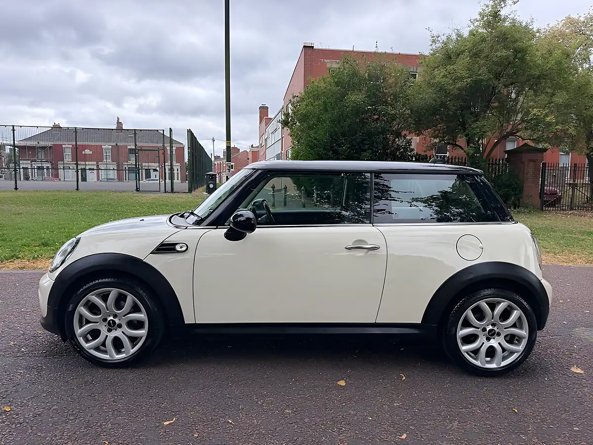 Used 2013 MINI Hatch Cooper White - Interior and Exterior details 8