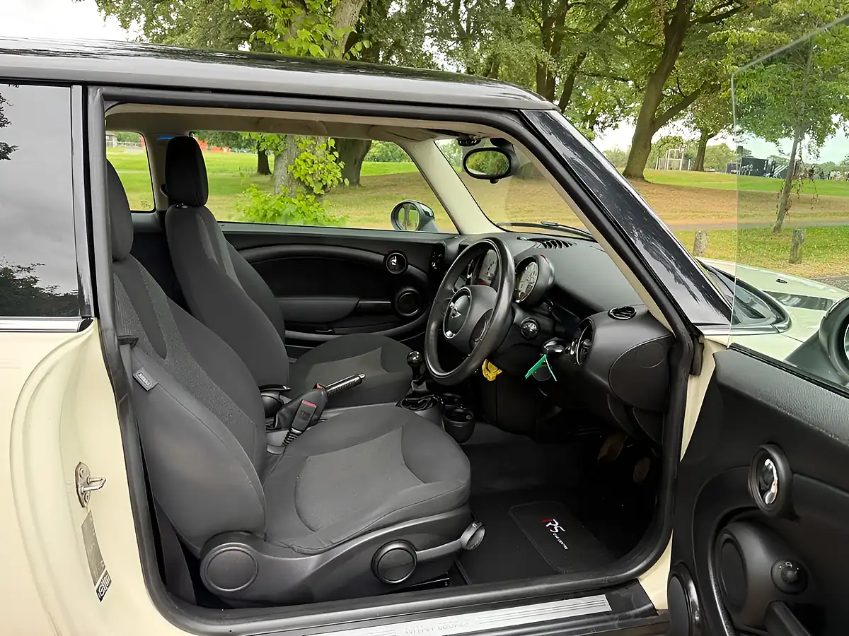 Used 2013 MINI Hatch Cooper White - Interior and Exterior details 9