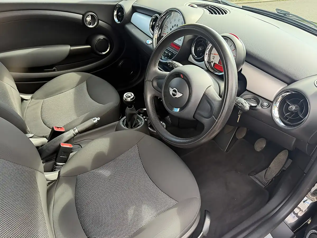 Used 2013 MINI Hatch One Black - Interior and Exterior details 8