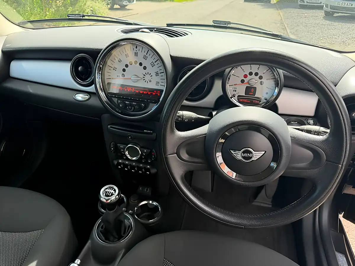 Used 2013 MINI Hatch One Black - Interior and Exterior details 9