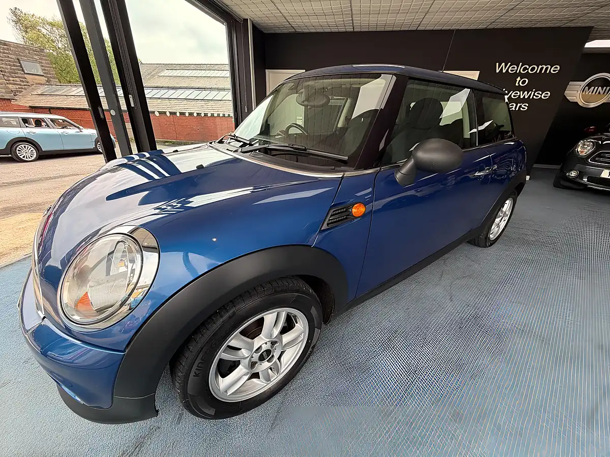 Used 2013 MINI Hatch One Blue - Interior and Exterior details 5