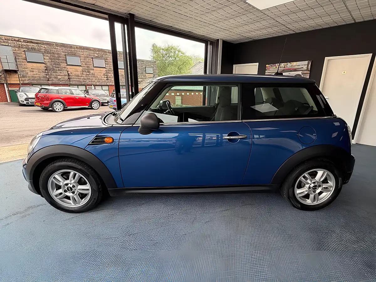 Used 2013 MINI Hatch One Blue - Interior and Exterior details 6