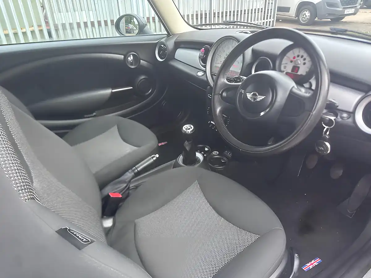 Used 2013 MINI Hatch One Blue - Interior and Exterior details 11