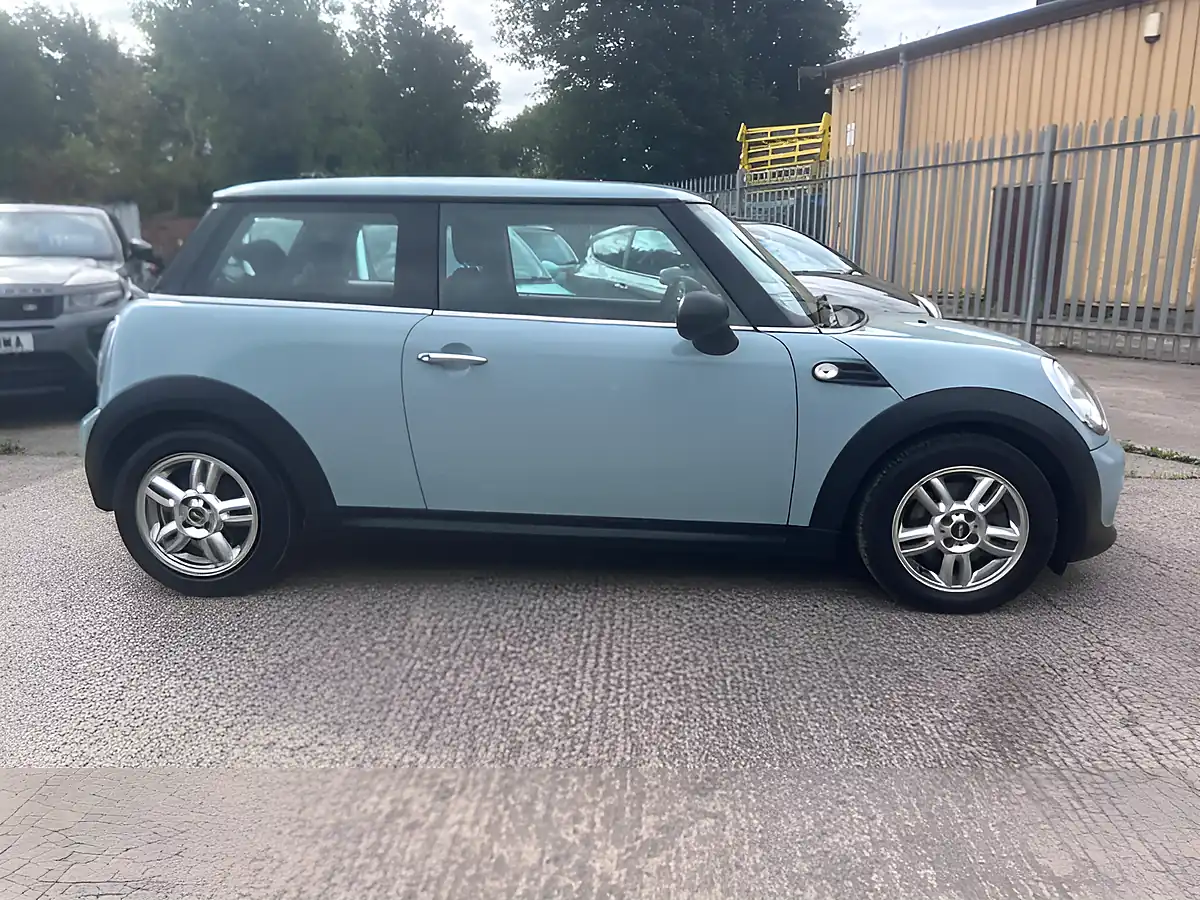 Used 2013 MINI Hatch One Blue - Interior and Exterior details 3