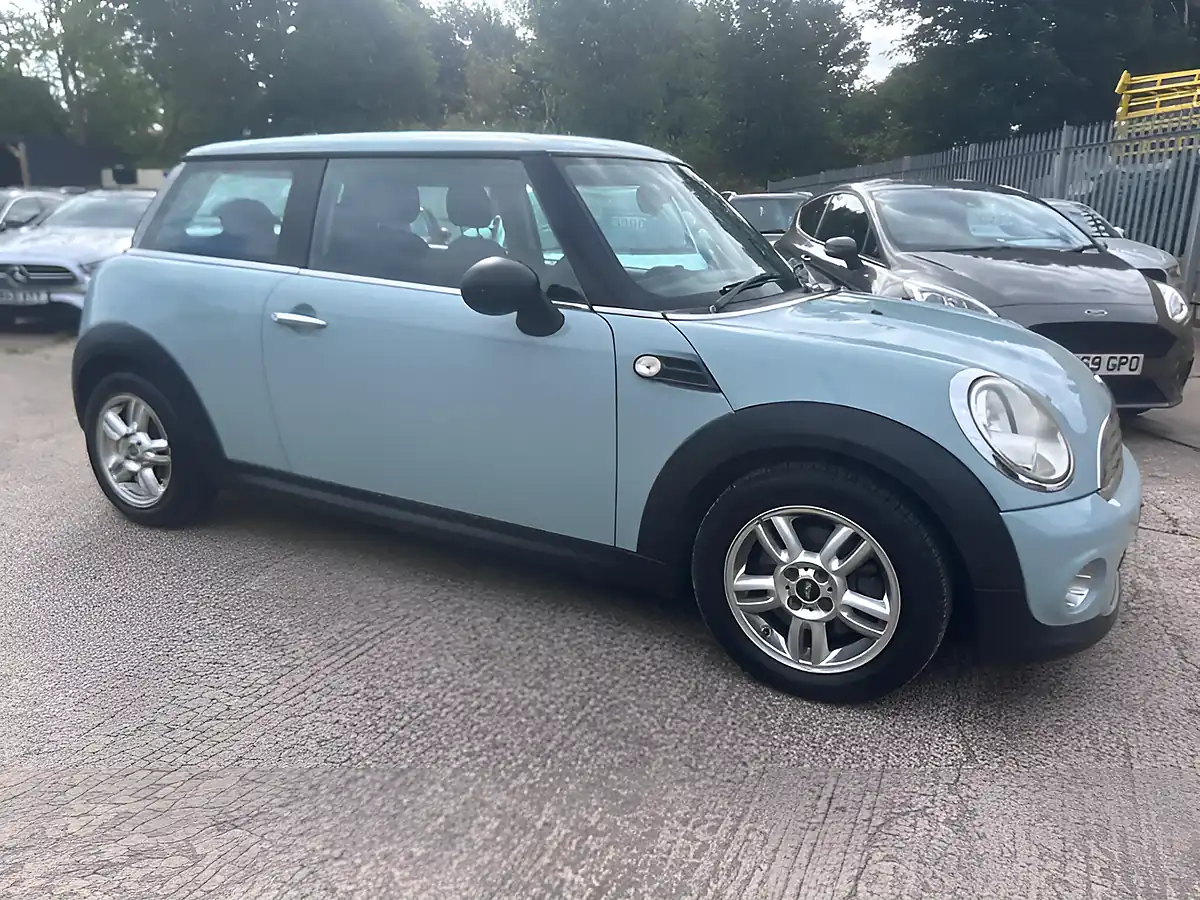 Used 2013 MINI Hatch One Blue - Interior and Exterior details 4