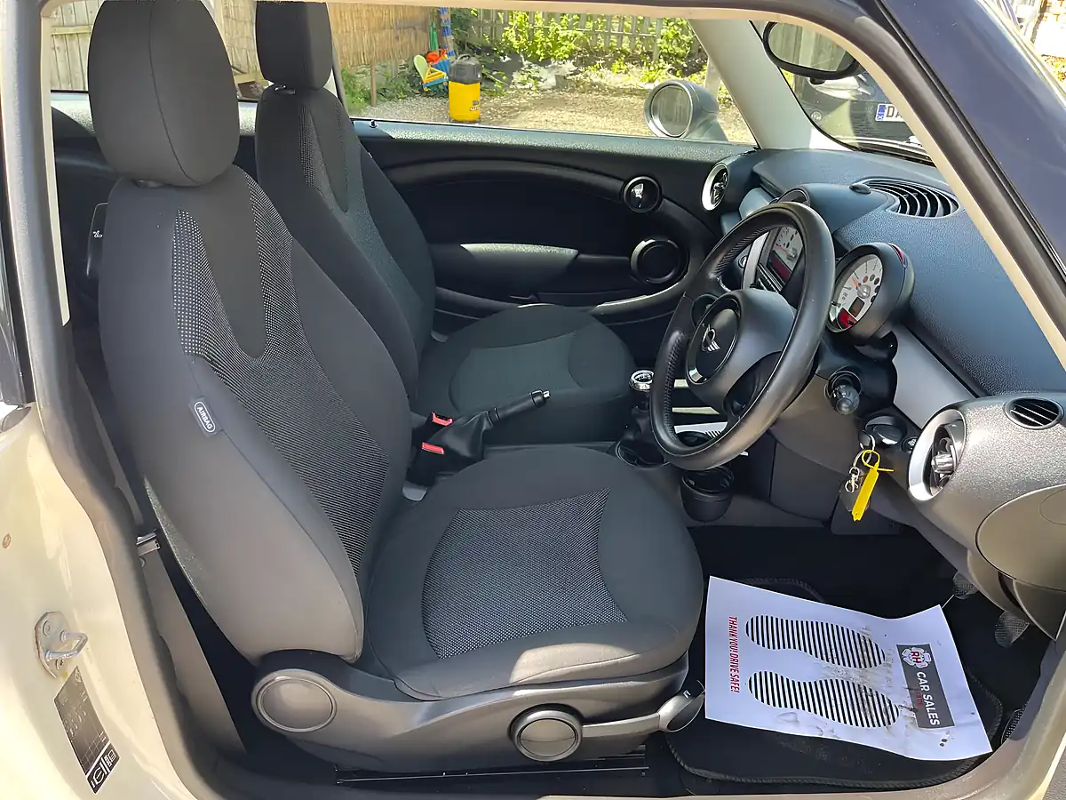 Used 2013 MINI Hatch One White - Interior and Exterior details 10