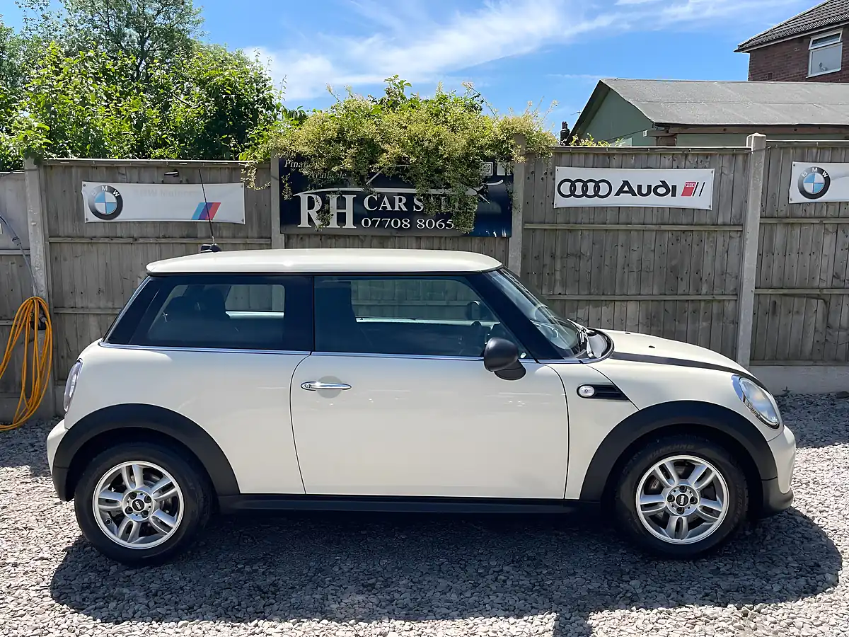 Used 2013 MINI Hatch One White - Interior and Exterior details 12