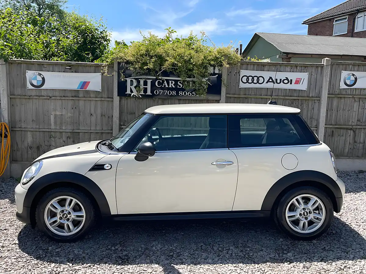 Used 2013 MINI Hatch One White - Interior and Exterior details 14
