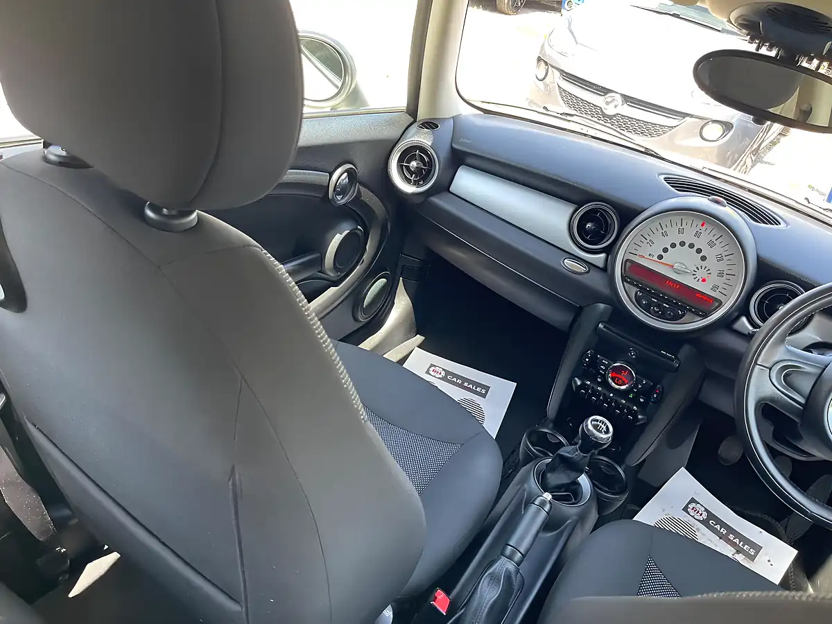 Used 2013 MINI Hatch One White - Interior and Exterior details 3