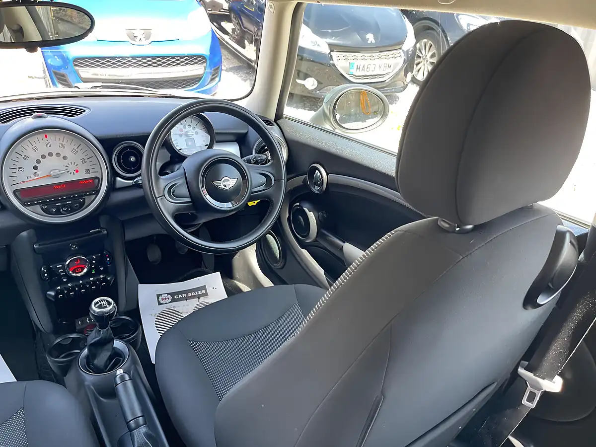 Used 2013 MINI Hatch One White - Interior and Exterior details 5