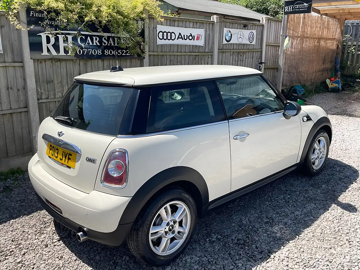 Used 2013 MINI Hatch One White - Interior and Exterior details 9