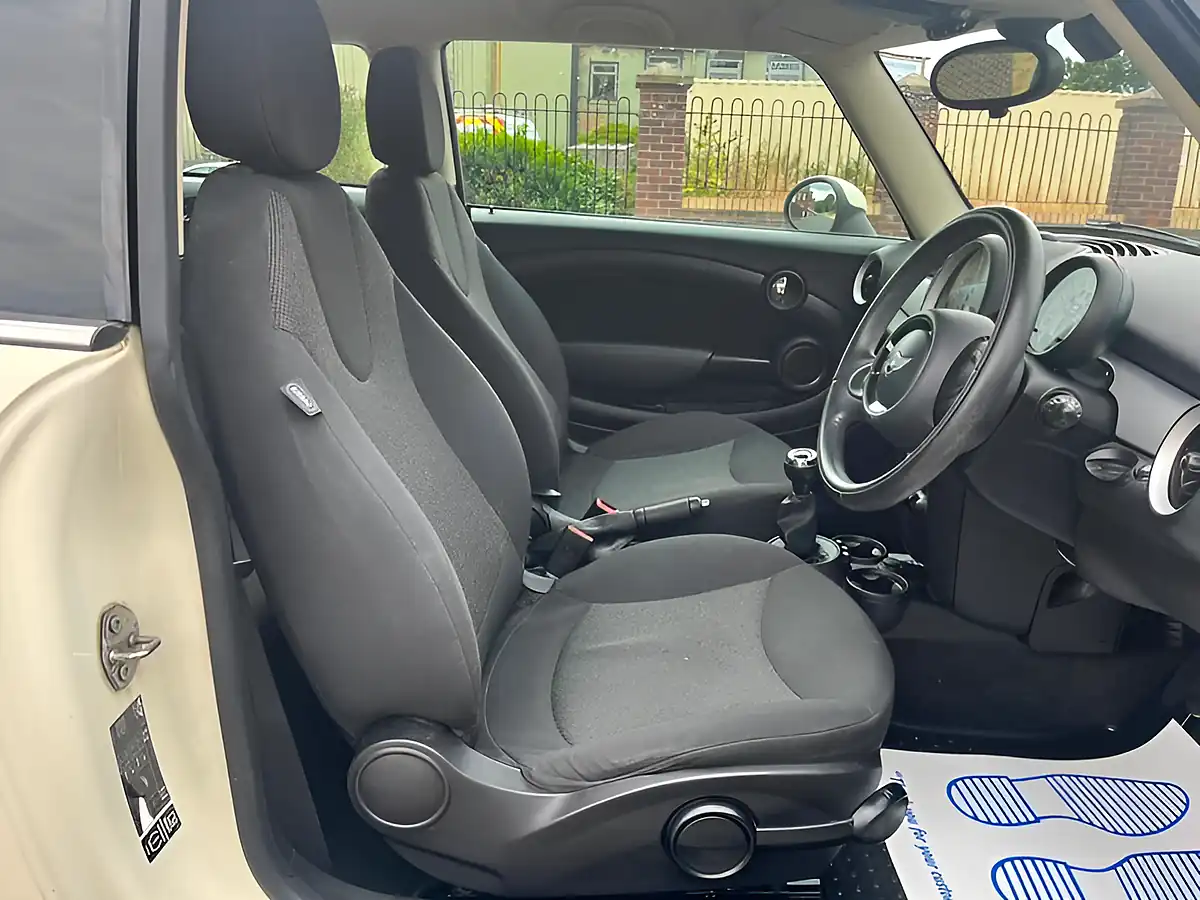 Used 2013 MINI Hatch One White - Interior and Exterior details 10