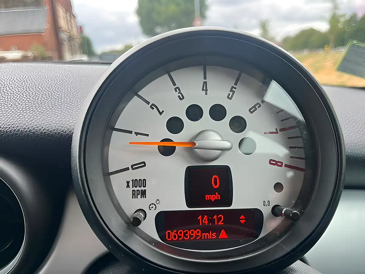 Used 2013 MINI Hatch One White - Interior and Exterior details 11