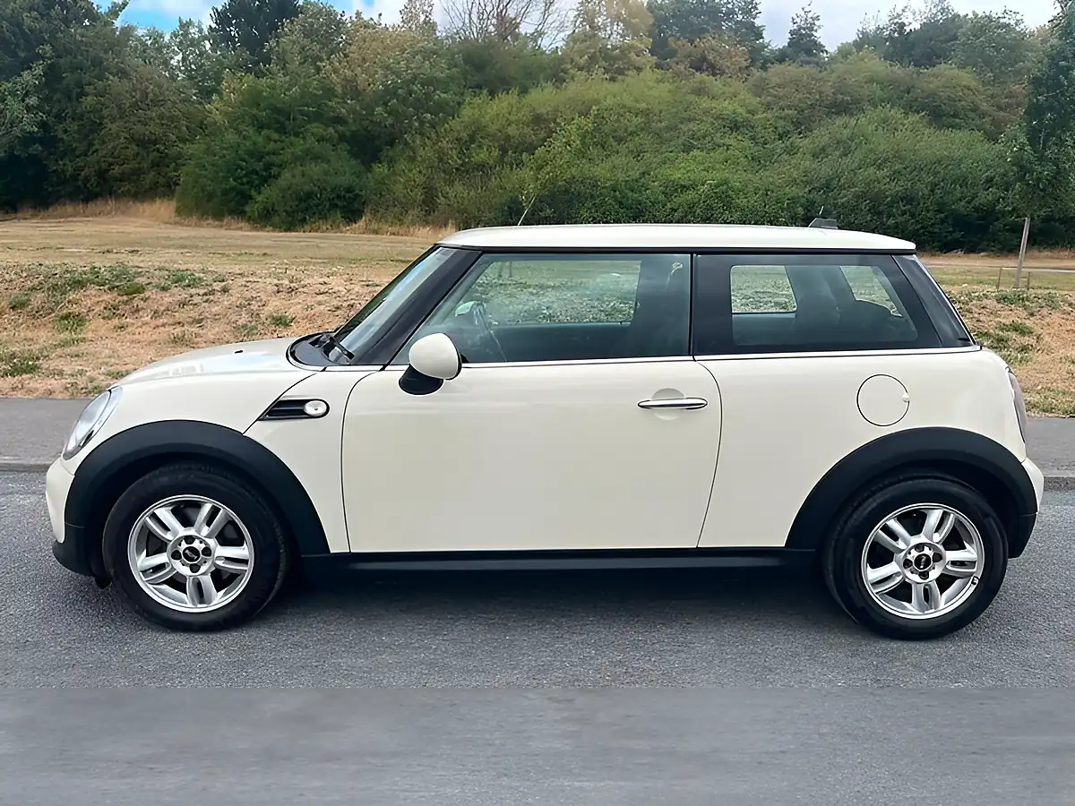 Used 2013 MINI Hatch One White - Interior and Exterior details 4