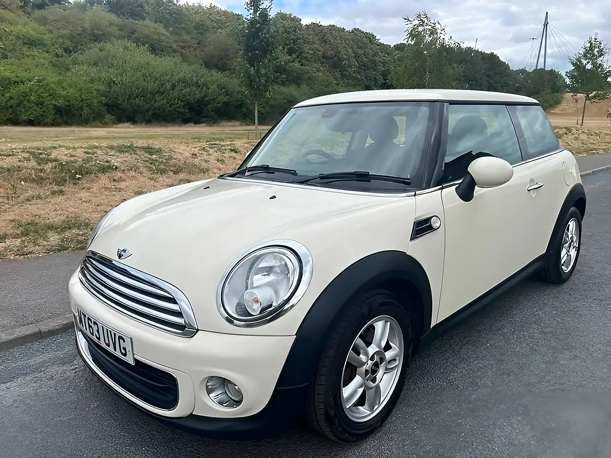 Used 2013 MINI Hatch One White - Interior and Exterior details 5