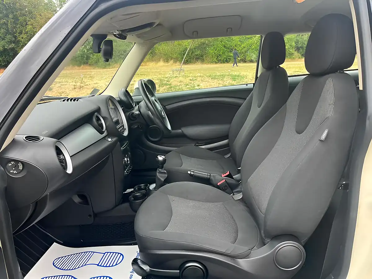 Used 2013 MINI Hatch One White - Interior and Exterior details 6