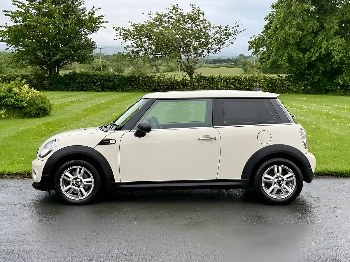 Used 2013 MINI One White - Interior and Exterior details 4