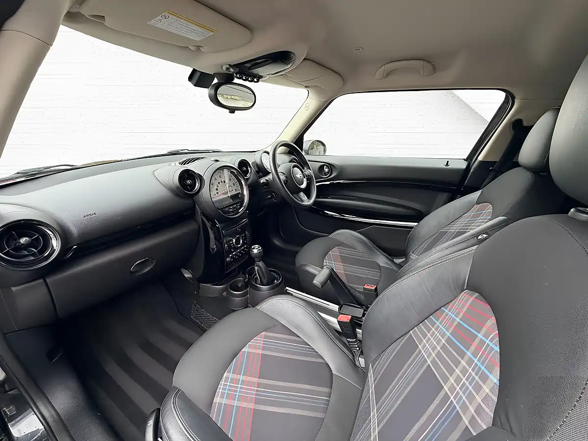 Used 2013 MINI Paceman Cooper Black - Interior and Exterior details 10