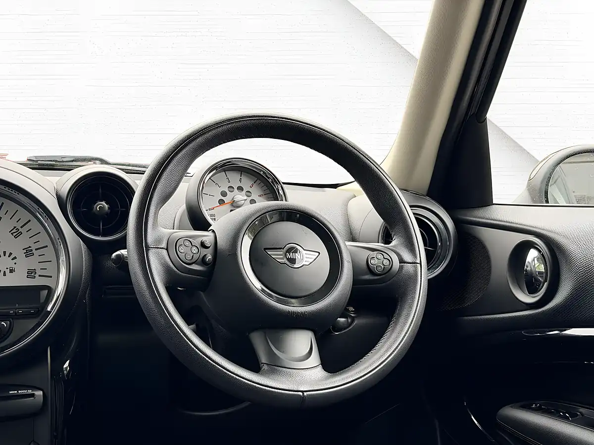 Used 2013 MINI Paceman Cooper Black - Interior and Exterior details 8