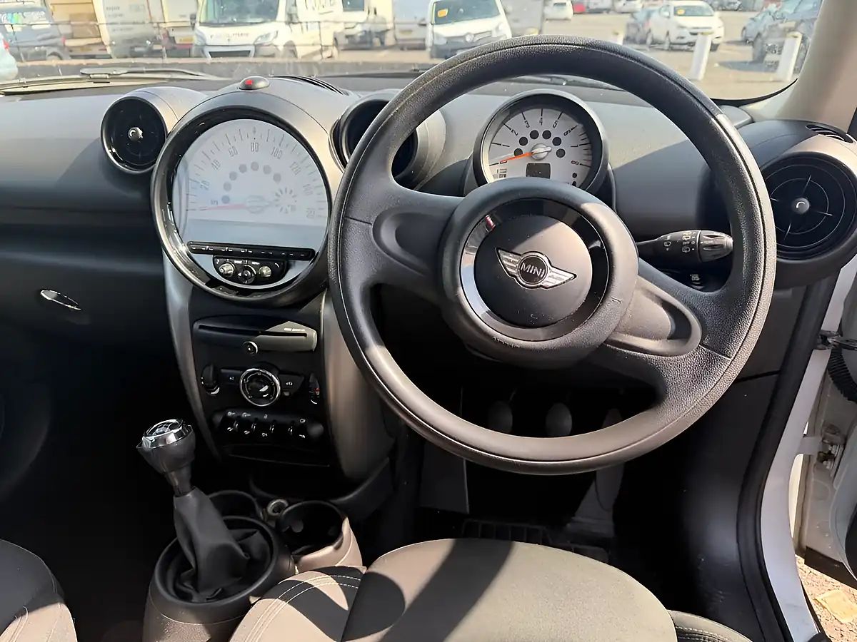 Used 2013 MINI Paceman Cooper White - Interior and Exterior details 8