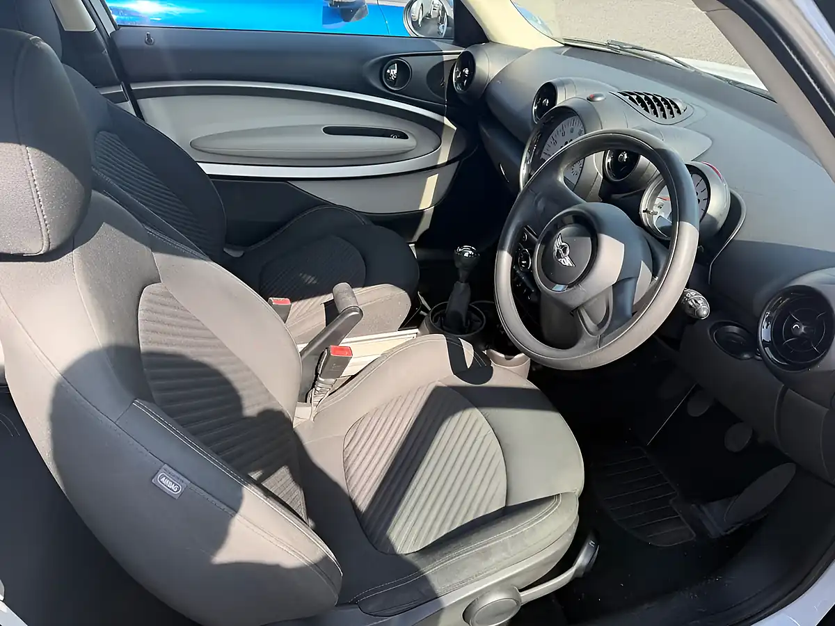 Used 2013 MINI Paceman Cooper White - Interior and Exterior details 9