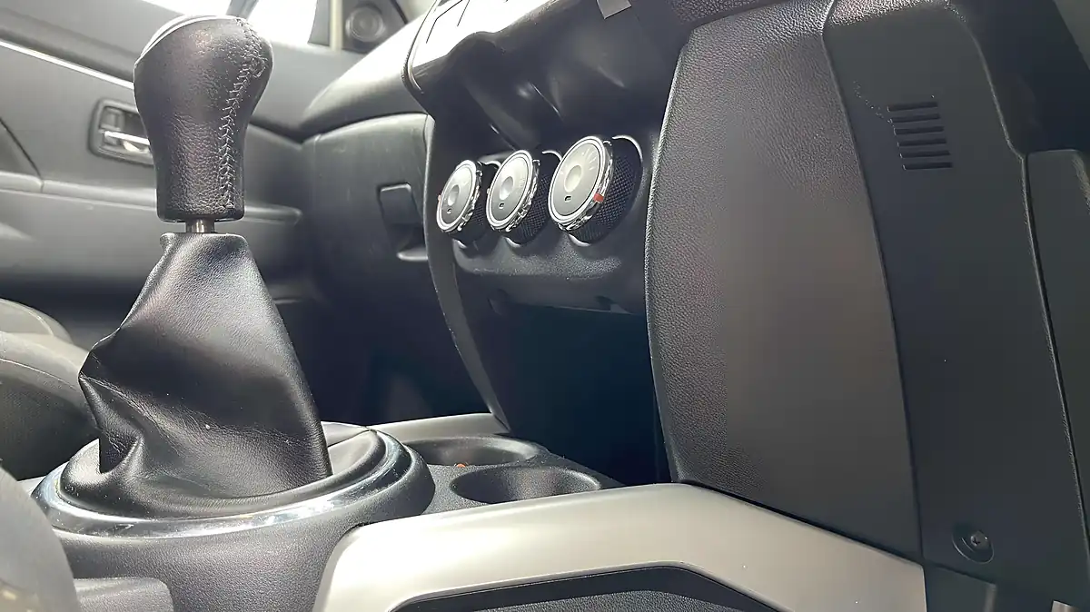 Used 2013 Mitsubishi Asx 3 White - Interior and Exterior details 12