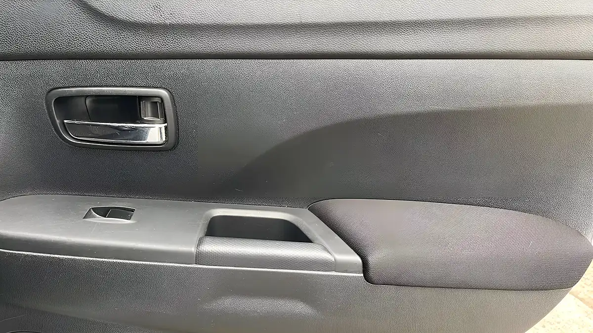 Used 2013 Mitsubishi Asx 3 White - Interior and Exterior details 15