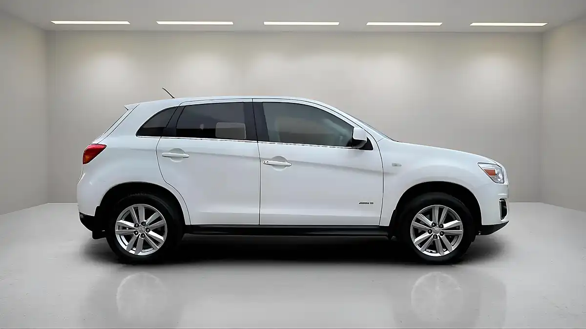 Used 2013 Mitsubishi Asx 3 White - Interior and Exterior details 4