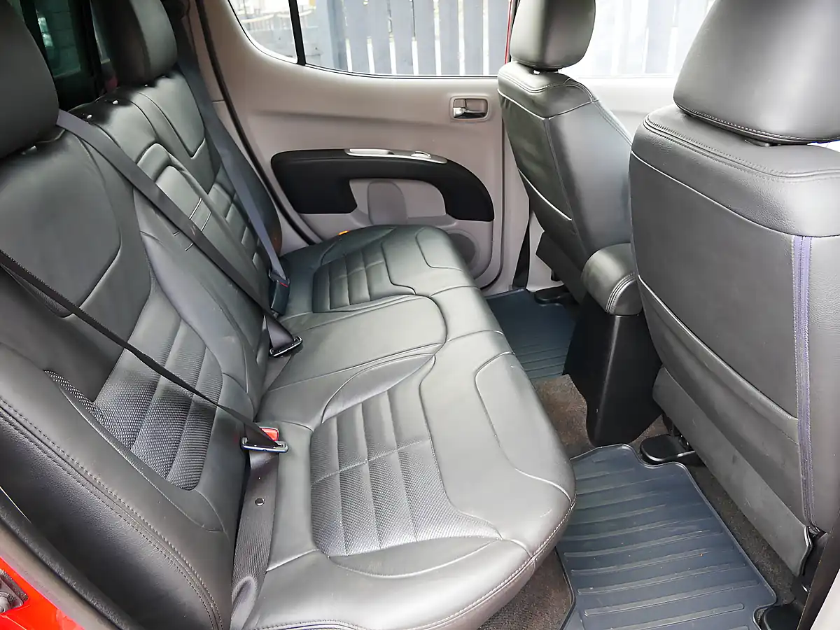 Used 2013 Mitsubishi L200 Barbarian Lb Dcb Red - Interior and Exterior details 11